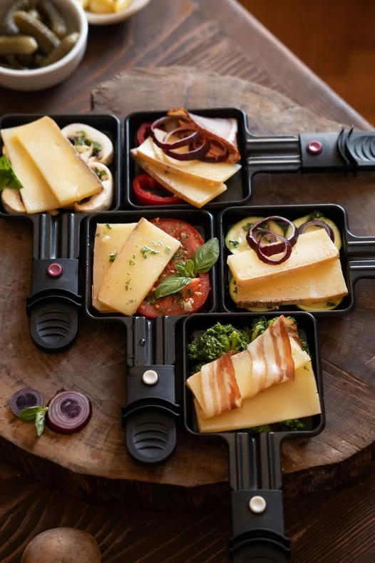 Raclette nature et aromatisée servie à la coupe, prix pour 100g